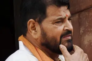 Wrestlers Protest: बृजभूषण सिंह की बढ़ीं मुश्किलें! असिस्टेंट सेक्रेटरी सस्पेंड के बाद कुश्ती संघ के कामकाज पर भी रोक