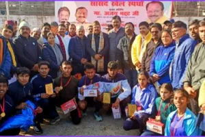 हल्द्वानीः केन्द्रीय रक्षा राज्य मंत्री अजय भट्ट ने हरी झंडी दिखाकर किया प्रतियोगिता का शुभारंभ 