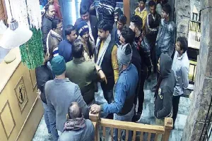 बांदा : शराब पीने से रोका तो भाजपाइयों ने रेस्टोरेंट में मचाया हंगामा
