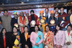 अयोध्या : समाजसेवा के लिए तीन विभूतियां अयोध्या अलंकार से सम्मानित