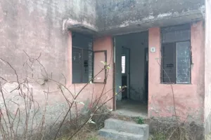 अयोध्या : 14 वर्ष पहले बना पीएचसी शांतिपुर का आवासीय भवन बदहाल 