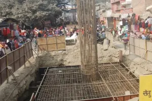 कुतुबखाना पुल: फंस गए व्यापारी... नपेंगे सेतु निगम के अधिकारी भी