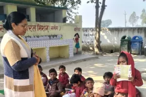 हरदोई : और कैसे हो..' कहते हुए बच्चों के बीच पहुंची बीएसए