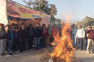 हल्दूचौड़ः गौला खनन संघर्ष समिति ने मुख्यमंत्री का पुतला फूंका