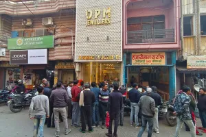 कासगंज : ज्वेलरी शॉप में चोरों ने बोला धावा, सोने-चांदी के जेवर और नगदी पर किया हाथ साफ 