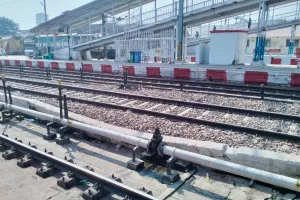 बरेली: जंक्शन पर खतरे की घंटी बजा रही है ढही नाली की दीवार