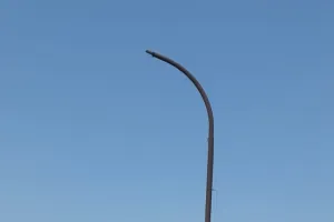 बरेली किला पुल: स्ट्रीट लाइट के खंभे हटाने में नगर निगम नहीं लगा रहा जोर