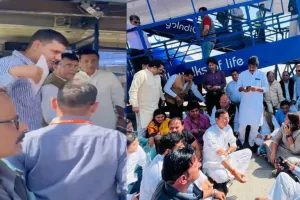 VIDEO : खेड़ा की गिरफ्तारी पर बखेड़ा, विमान से उतारने पर बवाल..कांग्रेस के सवाल