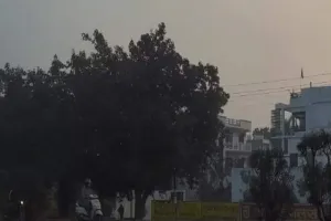 लखनऊ समेत कई जिलों में चल रही हैं तेज हवाएं, सुबह-शाम बढ़ी ठंड   