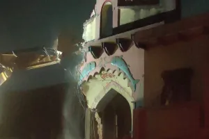 अयोध्या में ढहाया गया हनुमान गढ़ी का 400 वर्ष पुराना सिंहद्वार 