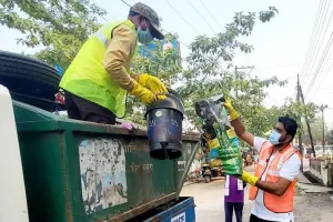 रुद्रपुर में महिलाओं ने शुरू किया वार्डों से यूजर चार्ज कलेक्शन का काम