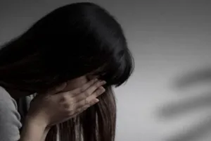 मेरठ: कोल्ड ड्रिंक में नशीला पदार्थ देकर पत्नी को किया गंजा, दोस्त से दुष्कर्म कराने का आरोप