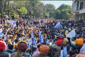 अडाणी मुद्दे को लेकर ‘आप’ ने भाजपा मुख्यालय के बाहर किया प्रदर्शन