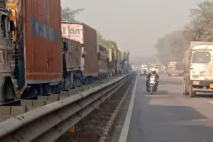 अयोध्या: इन्वेस्टर समिट के चलते यातायात रोके जाने पर हाइवे जाम, लोग परेशान 