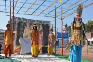 हरदोई: इंसाफ अली ने तैयार किया रावण का पुतला, दहन करेंगे श्रीराम 