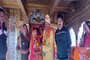 Video : उम्र 65 साल, 6 बेटियों के हैं पिता, आज लिए 23 वर्षीय युवती के साथ 7 फेरे   