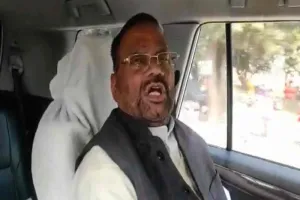 VIDEO : स्वामी प्रसाद की गाड़ी पर फेंकी काली स्याही, भाजपा कार्यकर्ताओं ने घेरा 