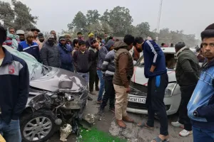 अयोध्या: दो कारों में आमने-सामने भिड़ंत में दो लोग घायल, अस्पताल में चल रहा इलाज