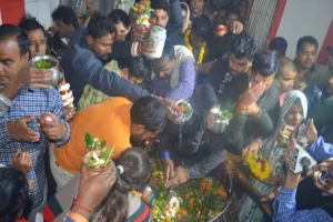 हर-हर महादेव के जयकारों से गूंजी रामनगरी, सरयू में स्नान कर श्रद्धालुओं ने किया भोलेनाथ का जलाभिषेक