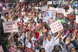 गिरजाघरों पर हमले के खिलाफ दिल्ली के जंतर मंतर पर एकत्र होकर ईसाइयों ने विरोध प्रदर्शन किया 