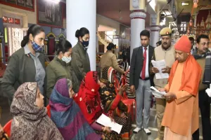 गोरखपुर में CM योगी ने जनता दर्शन में सुनीं समस्याएं, दिए निर्देश   