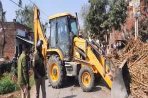 अयोध्या: गन्ना लदी ट्रैक्टर ट्राली पलटी, वृद्ध किसान की दबकर मौत 