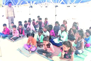 टनकपुरः खुले आसमान के नीचे पढ़ाई कर भविष्य का सपना बुन रहे नौनिहाल 