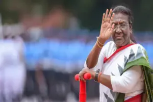 लखनऊ पहुंची राष्ट्रपति द्रौपदी मुर्मू, इन्वेस्टर्स समिट में होंगी शामिल