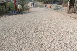 रायबरेली: बोल्डर बिछी रोड से परीक्षा केंद्र तक जाने को विवश हैं छात्र 