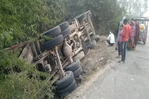 रायबरेली: अनियंत्रित होकर राजमार्ग के किनारे पलटा ट्रक, चालक की हालत गंभीर 