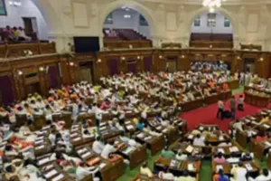 UP विधानसभा में जोरदार हंगामा, शिवपाल के सवाल पर भड़के डिप्टी सीएम, बोले -ये हैं ढोंगी समाजवादी 