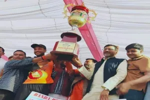 बांदा: Bombeshwar Trackers का बीपीएल सीजन–4 की विजेता ट्रॉफी पर कब्जा