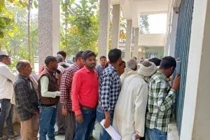 सुल्तानपुर: डूबे पैसे मिलने की आस में तहसील पर उमड़ी भीड़, जानें क्या है मामला 