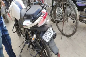 बहराइच: बाइक सवार फेंकते रहे पैकेट-लूटते रहे कार सवार, डिवाइडर से टकराकर दो घायल