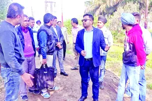 काशीपुरः तीन फैक्ट्रियों के केमिकल युक्त पानी के नमूने भरे 