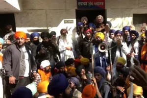 VIDEO : अमृतपाल की गिरफ्तारी के विरोध में निहंग सिखों ने पुलिस थाने पर किया हमला