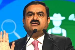 अडाणी समूह की कंपनियों का संयुक्त बाजार पूंजीकरण हुआ आधा, गिरावट जारी