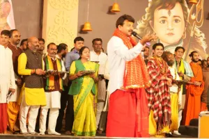 बागेश्वर धाम पहुंचे मनोज तिवारी, दरबार में गाए भोजपुरी गाने, झूमे श्रद्धालु