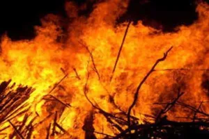 रामनगर: चूल्हे से निकली चिंगारी ने तीन आशियाने कर दिए राख