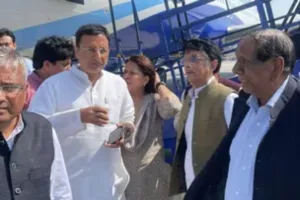 रायपुर जा रहे पवन खेड़ा को विमान से उतारा, कांग्रेस नेता बोले- देश में कानून का कोई राज है या नहीं ? 