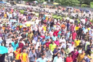 देहरादून: भर्ती घोटालों की सीबीआई जांच की मांग कर रहे युवाओं पर बरसी पुलिस की लाठी, देखें वीडियो