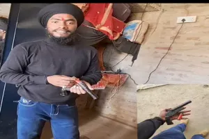 बहराइच: अवैध तमंचा और कारतूस के साथ युवक का फोटो वायरल, पुलिस ने शुरू की युवक की तलाश