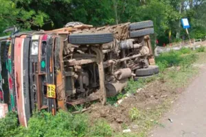 रुद्रपुरः मटर से भरा कैंटर पलटा, बड़ा हादसा टला, राहगीरों में मचा हड़कंप