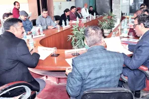 रुद्रपुरः मुख्यालय से बाहर रहने वाले चिकित्सकों का रुकेगा वेतन- डीएम