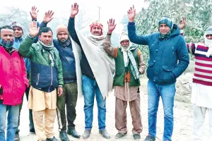 गदरपुरः नाहल पुल के पुनर्निर्माण की मांग को लेकर ग्रामीणों का प्रदर्शन