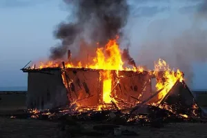 बरेली: पेट्रोल डालकर झोपड़ी में लगाई आग, युवक गंभीर