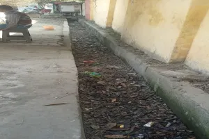 अयोध्या: पीटा जा रहा स्वच्छता का ढिंढोरा, करोड़ों खर्च कर बने नाले कूड़े से पटे