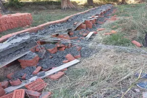 अयोध्या: अराजक तत्वों ने ढहाई प्राथमिक विद्यालय की बाउंड्रीवाल  