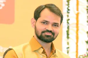 बहराइच: 12वें विश्व हिन्दी सम्मेलन में शामिल होने के लिए बहराइच के वेद मित्र शुक्ल फिजी रवाना 