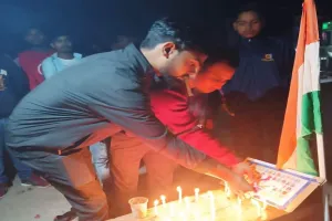 बहराइच: युवाओं ने मोमबत्ती जलाकर पुलवामा के शहीदों को दी श्रद्धांजलि, 14 फरवरी को बताया काला दिन